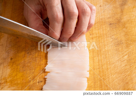 Pull squid sashimi 66909887