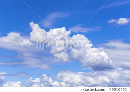 [Summer image] Blue sky and clouds background material 66910362