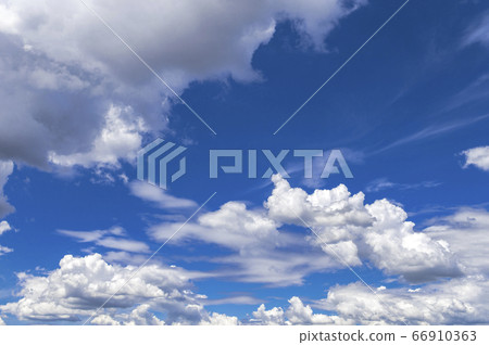 [Summer image] Blue sky and clouds background material 66910363
