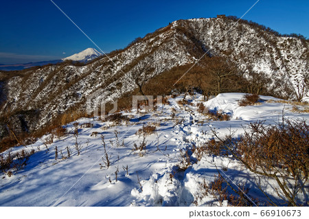 Mount Tono and Mt. Fuji seen from Tanzawa Mount Tono and Mt. Fuji seen from Tanzawa 66910673