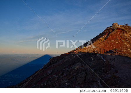 Kengamine and shadow Fuji of the sunrise 66911406