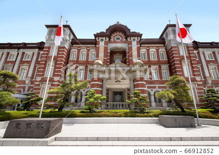 東京站和日本國旗 66912852