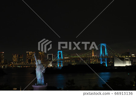 Rainbow bridge seen from Odaiba [night view] 66913136
