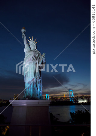 從台場看到的自由女神像和彩虹橋[夜景] 66913141