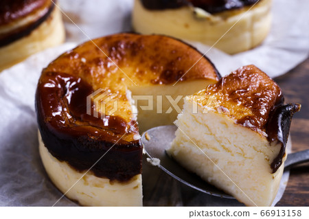 Basque cake Basque cake 66913158