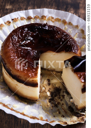 Basque cake Basque cake 66913159