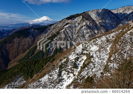 Mt. Fuji in winter seen over Tanzawa front ridge Mt. Fuji in winter seen over Tanzawa front ridge 66914269