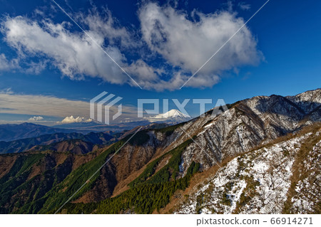 Mt. Fuji in winter seen over Tanzawa front ridge Mt. Fuji in winter seen over Tanzawa front ridge 66914271
