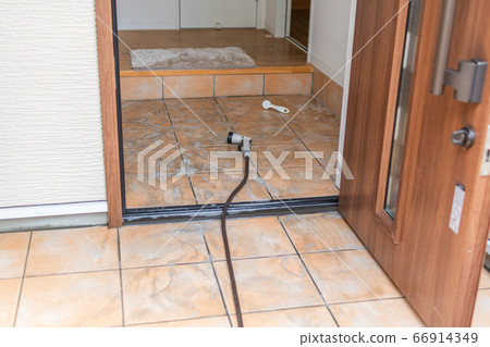 清潔入口處的污垢用刷子洗滌 66914349