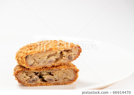 Cross section of minced cutlet (minced cutlet) cut in half. (White background) 66914470