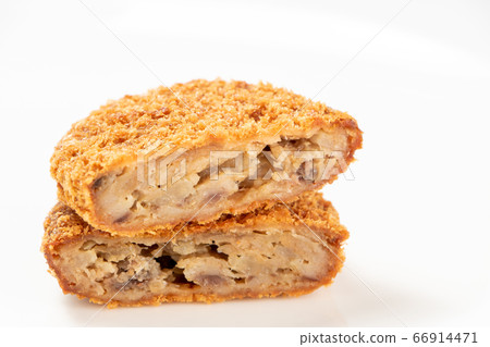 剁碎的肉餅(剁碎的肉餅)的橫截面切成兩半。 (白色背景) 剁碎的肉餅(剁碎的肉餅)的橫截面切成兩半。 (白色背景) 66914471
