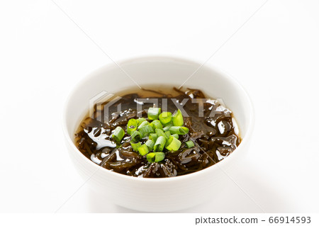 Mozuku vinegar (green onion topping). (White background) 66914593