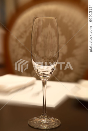 Champagne glass 66915134