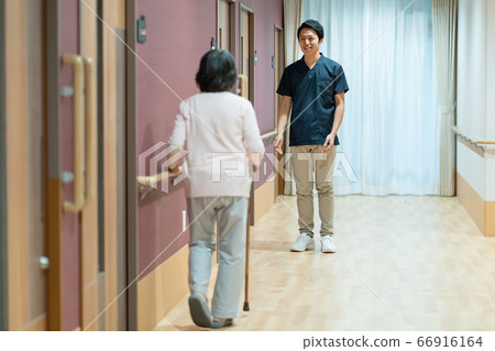 Senior women who rehabilitate and caregivers 66916164