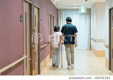 恢復和照顧者的高級婦女 66916165