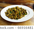 Stir-fried  small mussels with spring onion and gravy 66916481