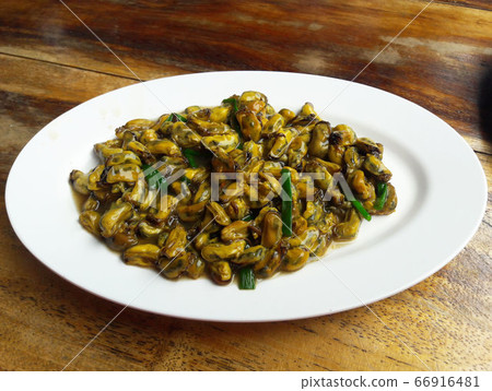 Stir-fried  small mussels with spring onion and gravy 66916481