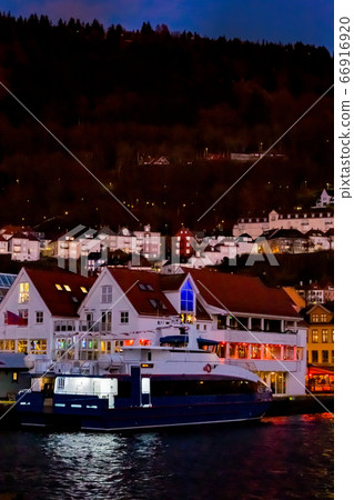 Streets of Bergen 66916920