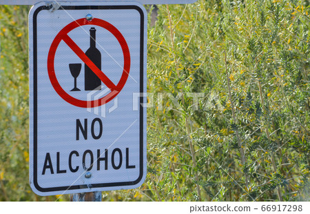 No Alcohol Sign in Rotary Community Park, Lake Havasu City, Mohave County, Arizona USA 66917298