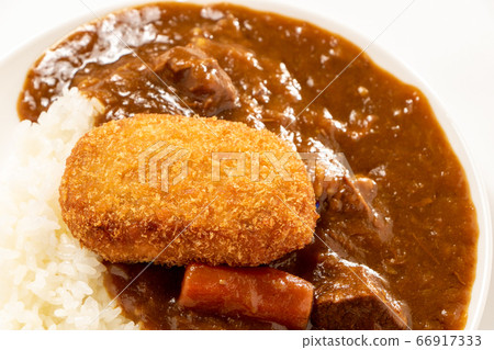 炸丸子咖哩（炸丸子牛肉咖哩飯）。 66917333