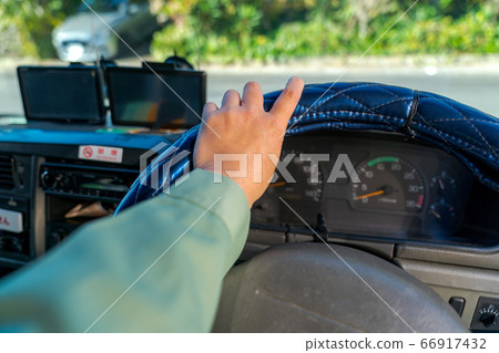 司機握著一輛大卡車的把手 司機握著一輛大卡車的把手 66917432