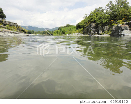 緩緩流過大自然的河面 緩緩流過大自然的河面 66919130
