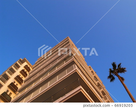 深藍色的天空和度假公寓 66919203