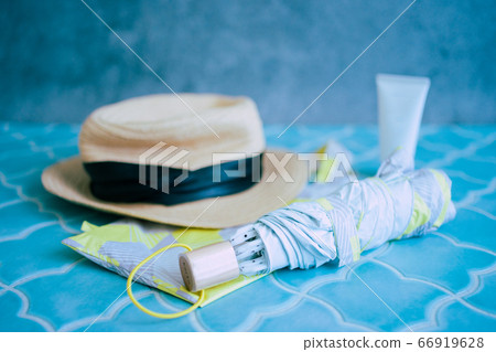 夏季郊遊必不可少的防曬產品 夏季郊遊必不可少的防曬產品 66919628