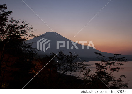 Fuji sunset view 66920293