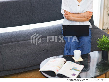 Middle-aged woman who gets cold due to too much air conditioning while teleworking at home [after normal corona new normal] 66921992