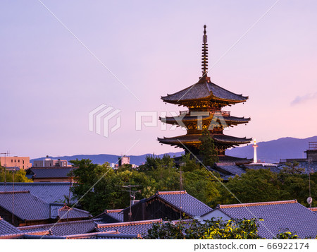 Evening view of Yasaka Pagoda and Kyoto houses Evening view of Yasaka Pagoda and Kyoto houses 66922174