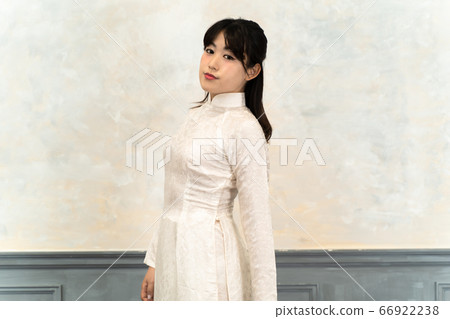 A woman wearing Ao-zai 66922238
