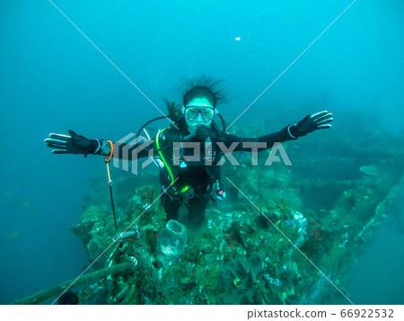 Diving woman 66922532
