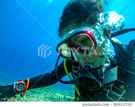 Diving woman 66922550