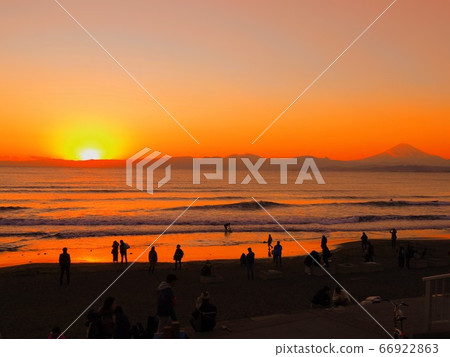 聚集在落日的江之島/湘南海岸上的人們0189 聚集在落日的江之島/湘南海岸上的人們0189 66922863
