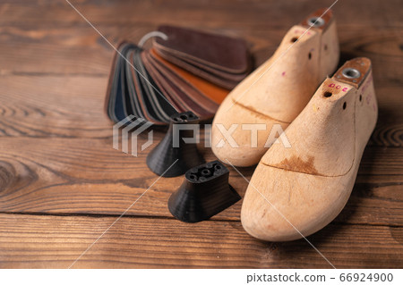 Leather samples for shoes and wooden shoe last on 66924900