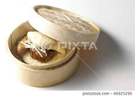 Steamed hot steamed bun (white background) 66925299