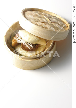 Steamed hot steamed bun (white background) 66925303