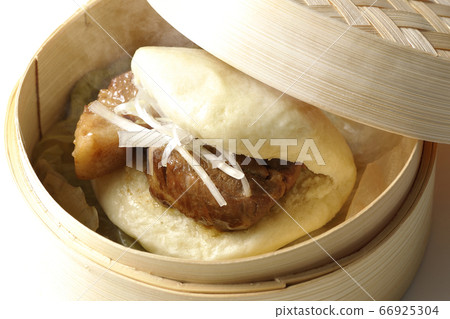 Steamed hot steamed bun (white background) 66925304