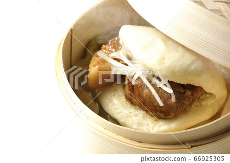 Steamed hot steamed bun (white background) Steamed hot steamed bun (white background) 66925305