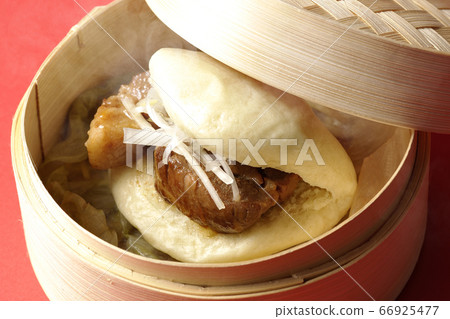 熱的國牛在一個蒸籠裡蒸 66925477
