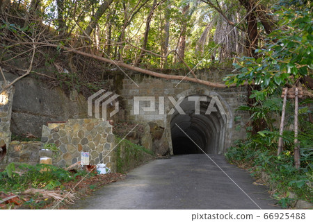 Tunnel at Banshoyama Park (Shirahama Town, Wakayama Prefecture) 66925488