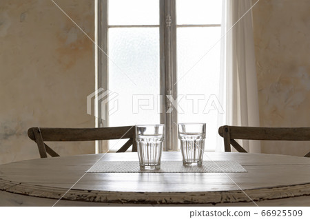靠窗的桌子上排著空杯子 66925509