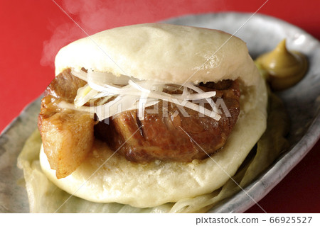 Hot-steamed simmered buns and Japanese-style garnish that steamed freshly steamed with onion put on a plate with lettuce spread 66925527
