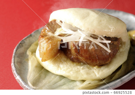 Hot-steamed simmered buns and Japanese-style garnish that steamed freshly steamed with onion put on a plate with lettuce spread 66925528