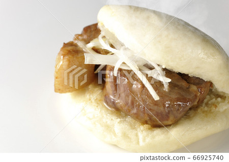 Hot steamed manju with white haired green onion and simmered bonito (white background) Hot steamed manju with white haired green onion and simmered bonito (white background) 66925740