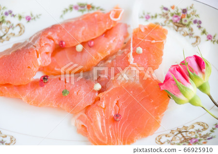 smoked salmon 66925910