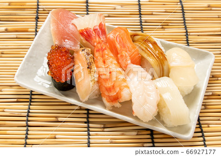 什錦壽司。背景，百葉窗。 66927177