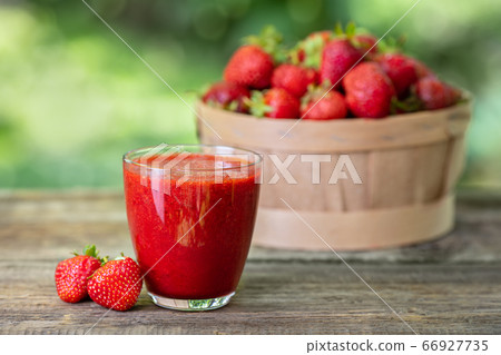 strawberry smoothie in glass 66927735