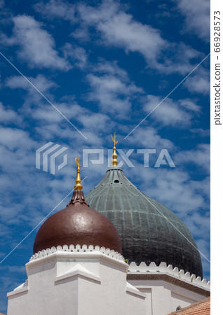 Masjid Kapitan Keling under blue sky. Masjid Kapitan Keling under blue sky. 66928573